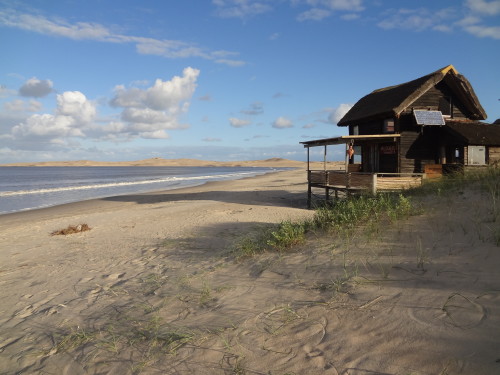 Einsames Strandhaus mit Reetdach in Uruguay