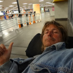 Todmüde um 5 morgens in Brasilien auf dem Flughafen in Florianopolis